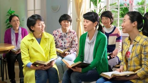 christians fellowshiping knowledge of God’s words at meeting
