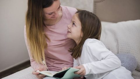 A mother and a daughter reading
